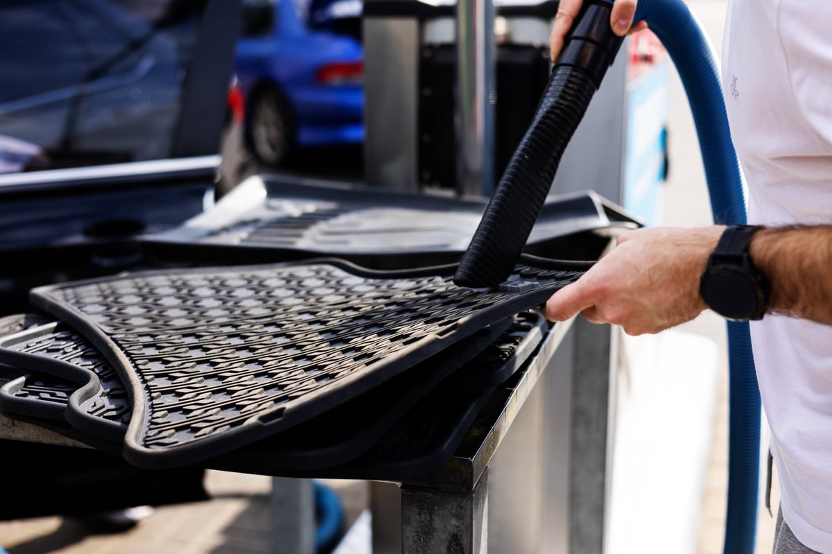 Professionele dieptereiniging van een auto-interieur