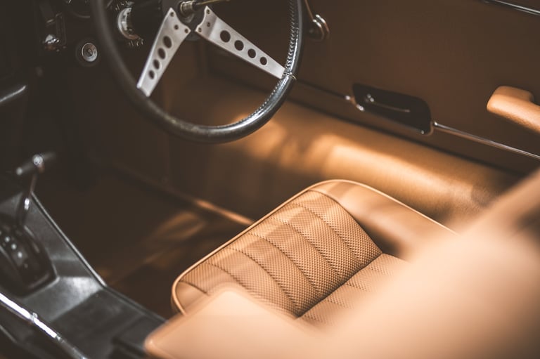 Luxe bruin lederen interieur van een klassieke auto met stuurwiel