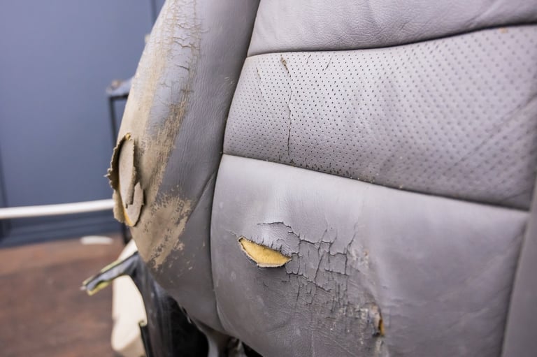 Autostoeel met beschadigde en versleten bekleding voor reparatie